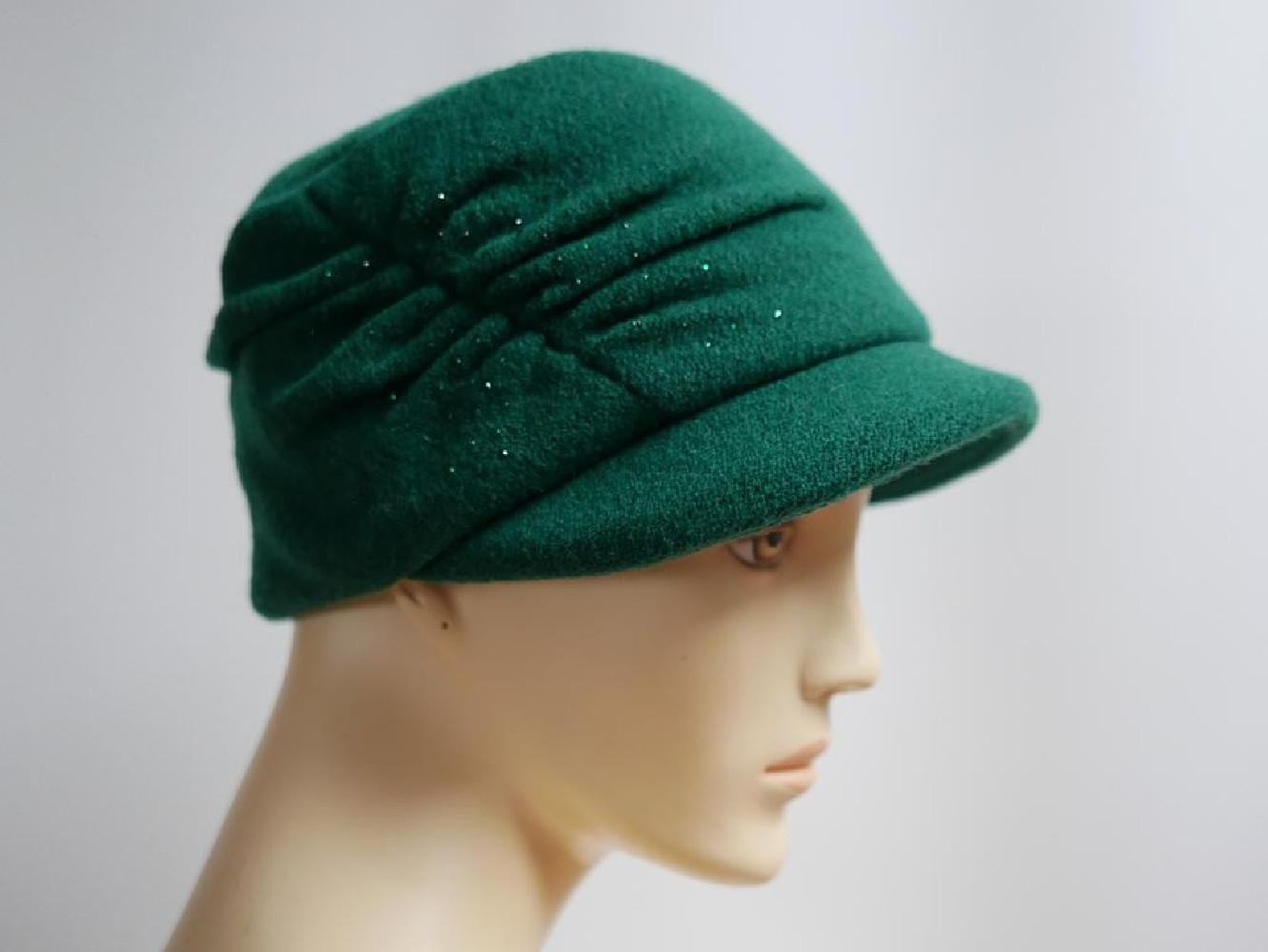 Zielona czapka z daszkiem do 57 cm regulowany