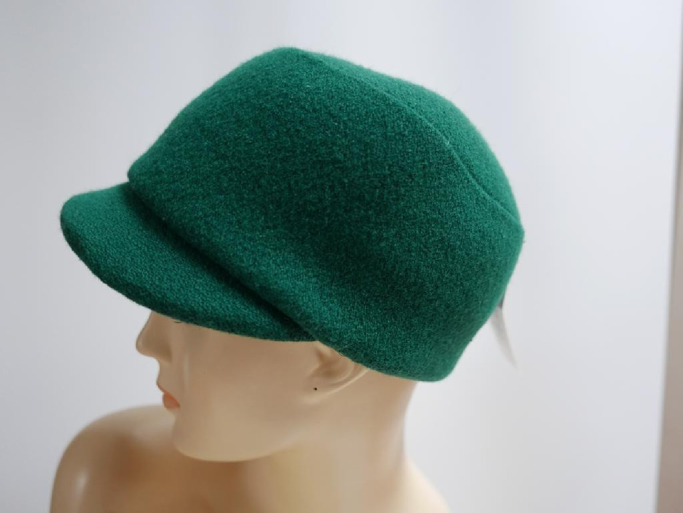 Zielona czapka z daszkiem do 57 cm regulowany