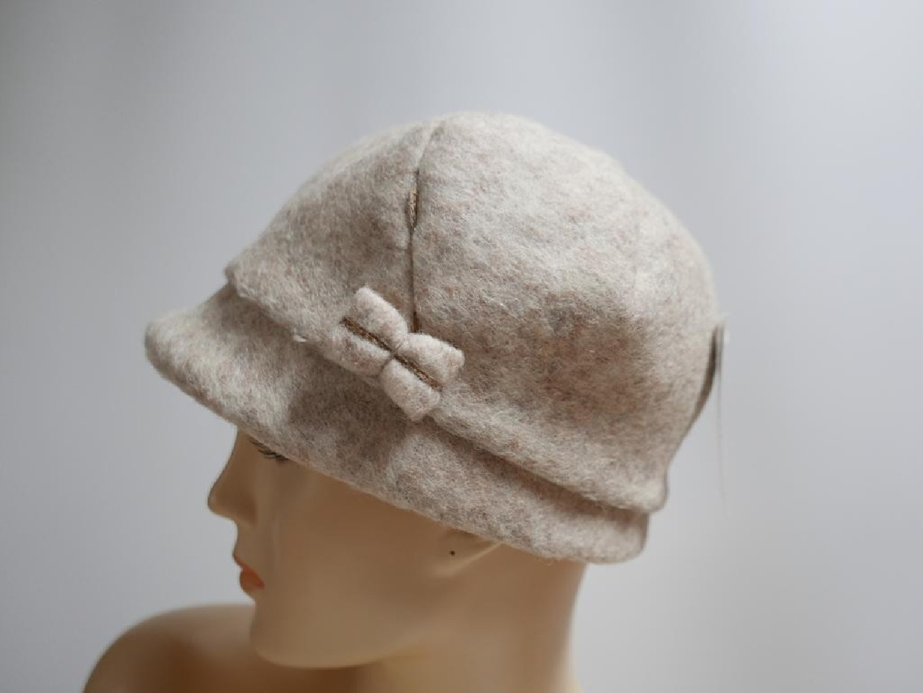 Beżowa czapka z daszkiem do 57 cm regulowany