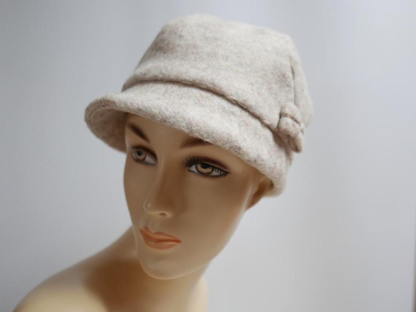 Beżowa czapka z daszkiem do 57 cm regulowany