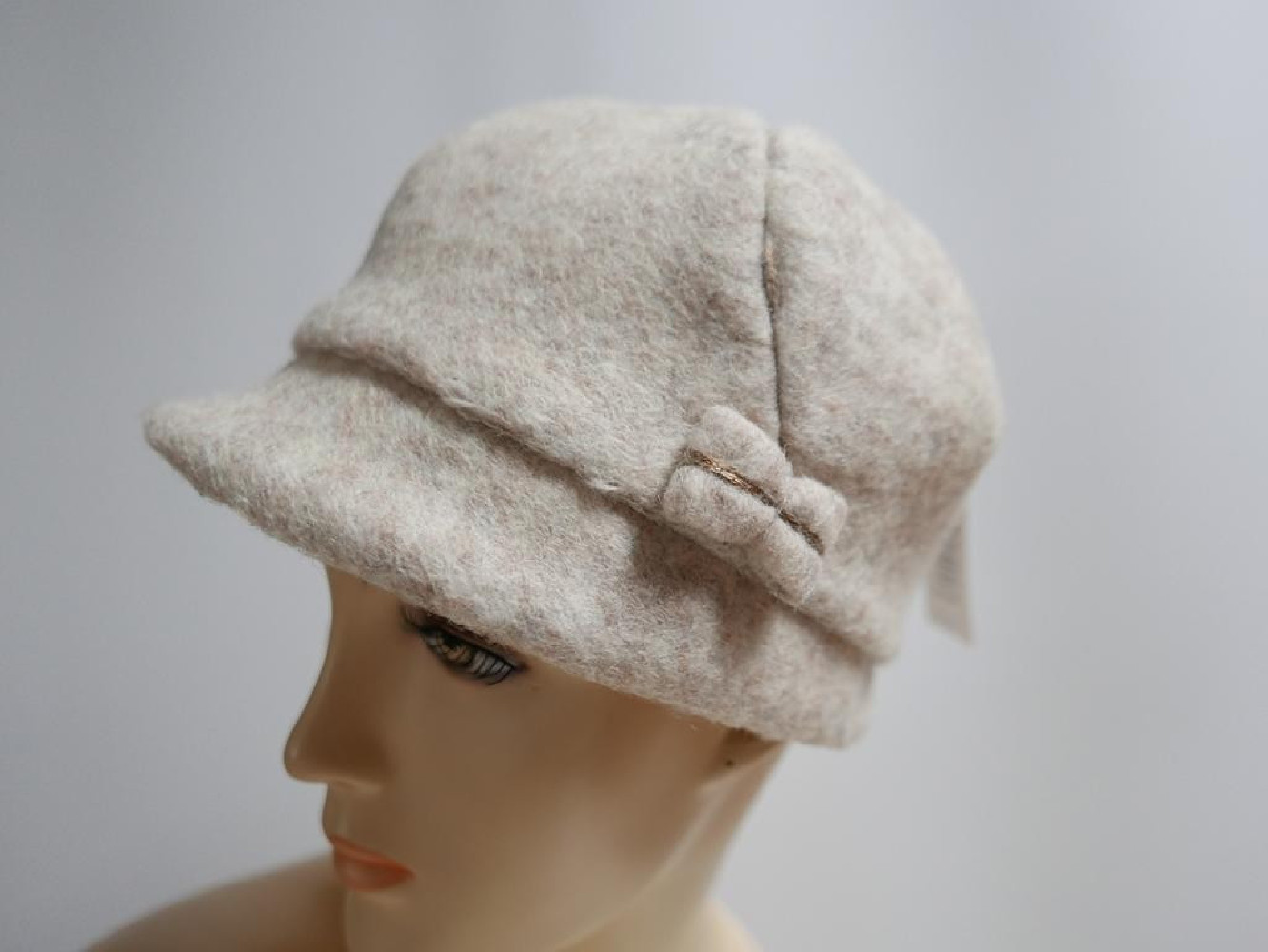 Beżowa czapka z daszkiem do 57 cm regulowany