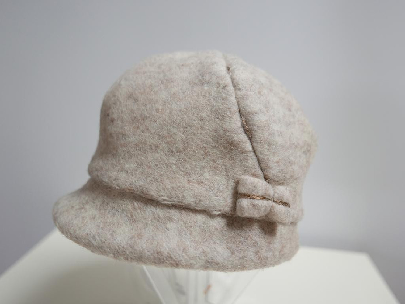 Beżowa czapka z daszkiem do 57 cm regulowany