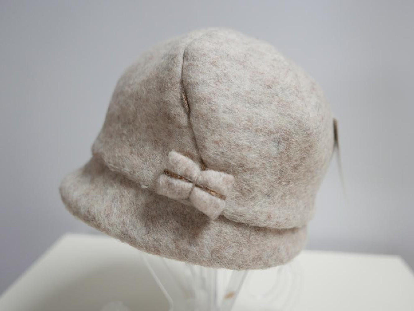 Beżowa czapka z daszkiem do 57 cm regulowany