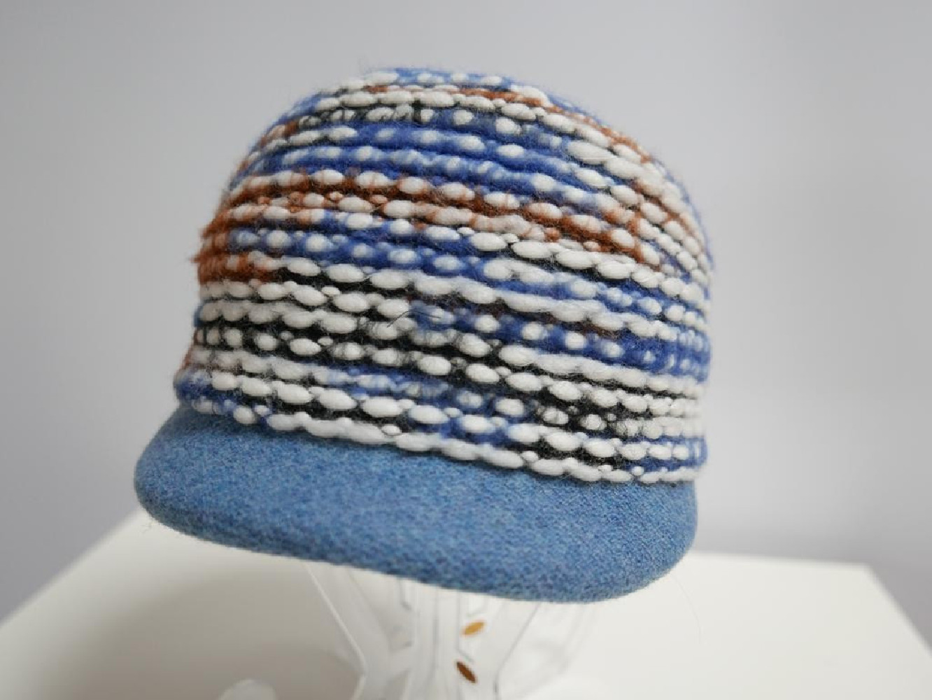 Niebieska czapka z daszkiem do 57 cm regulowany