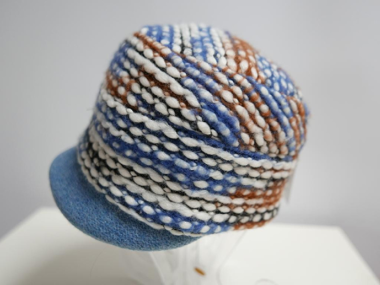 Niebieska czapka z daszkiem do 57 cm regulowany