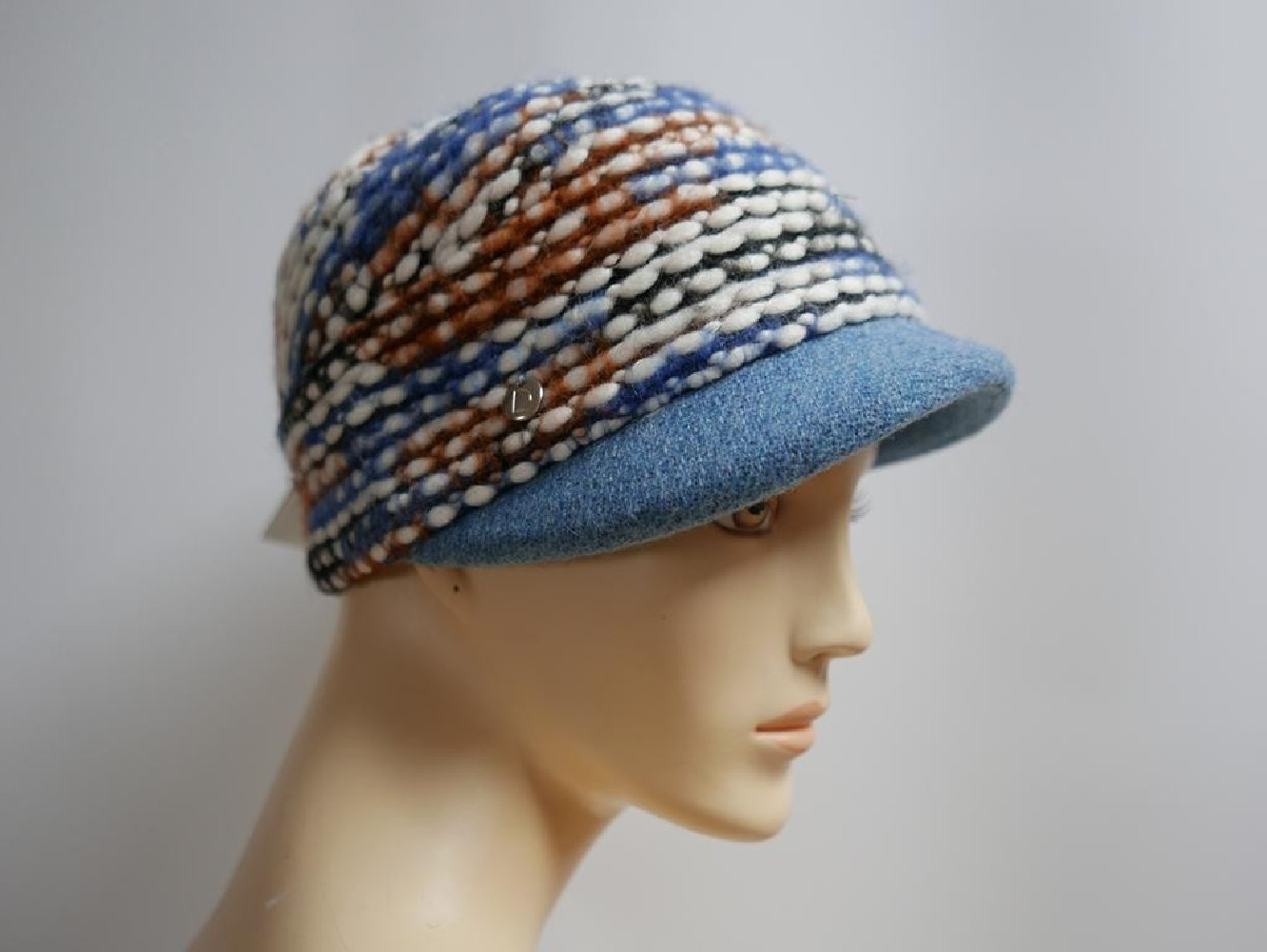 Niebieska czapka z daszkiem do 57 cm regulowany