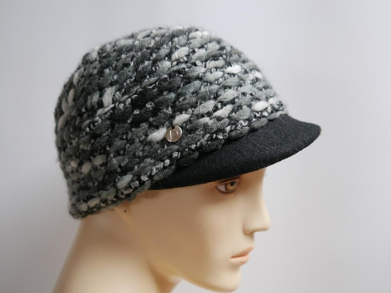 Czarno szara czapka z daszkiem do 57 cm regulowany