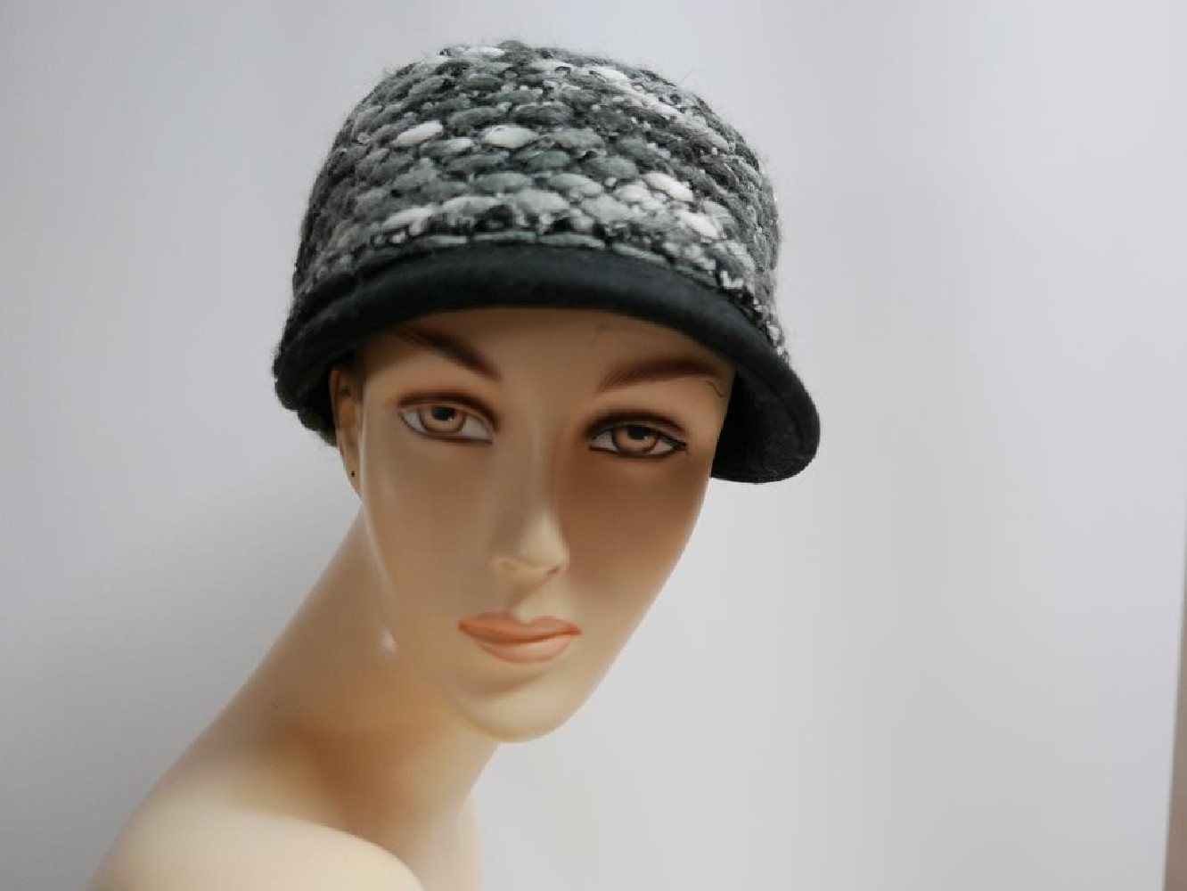 Czarno szara czapka z daszkiem do 57 cm regulowany