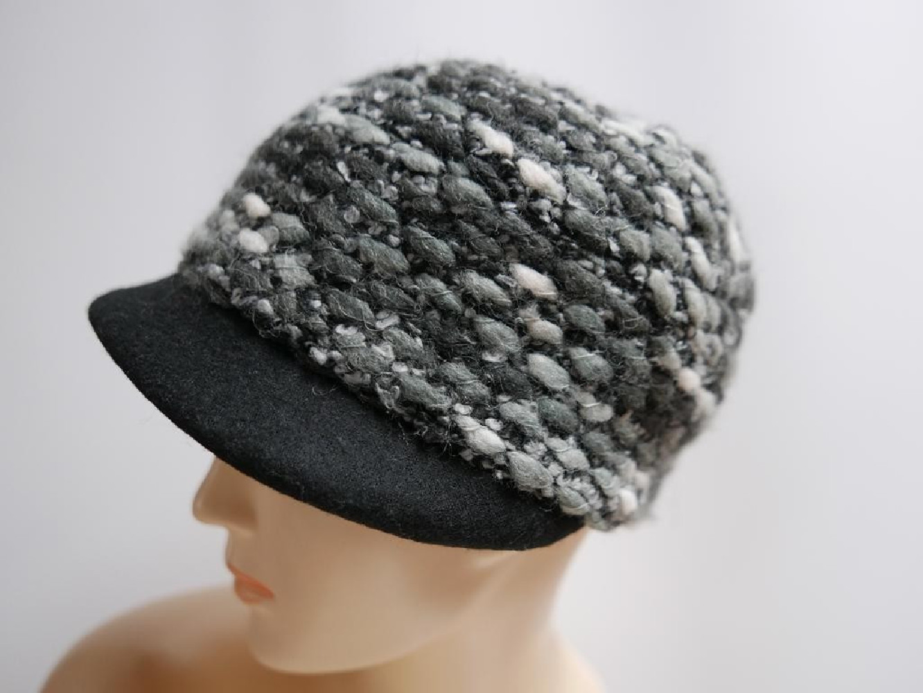 Czarno szara czapka z daszkiem do 57 cm regulowany