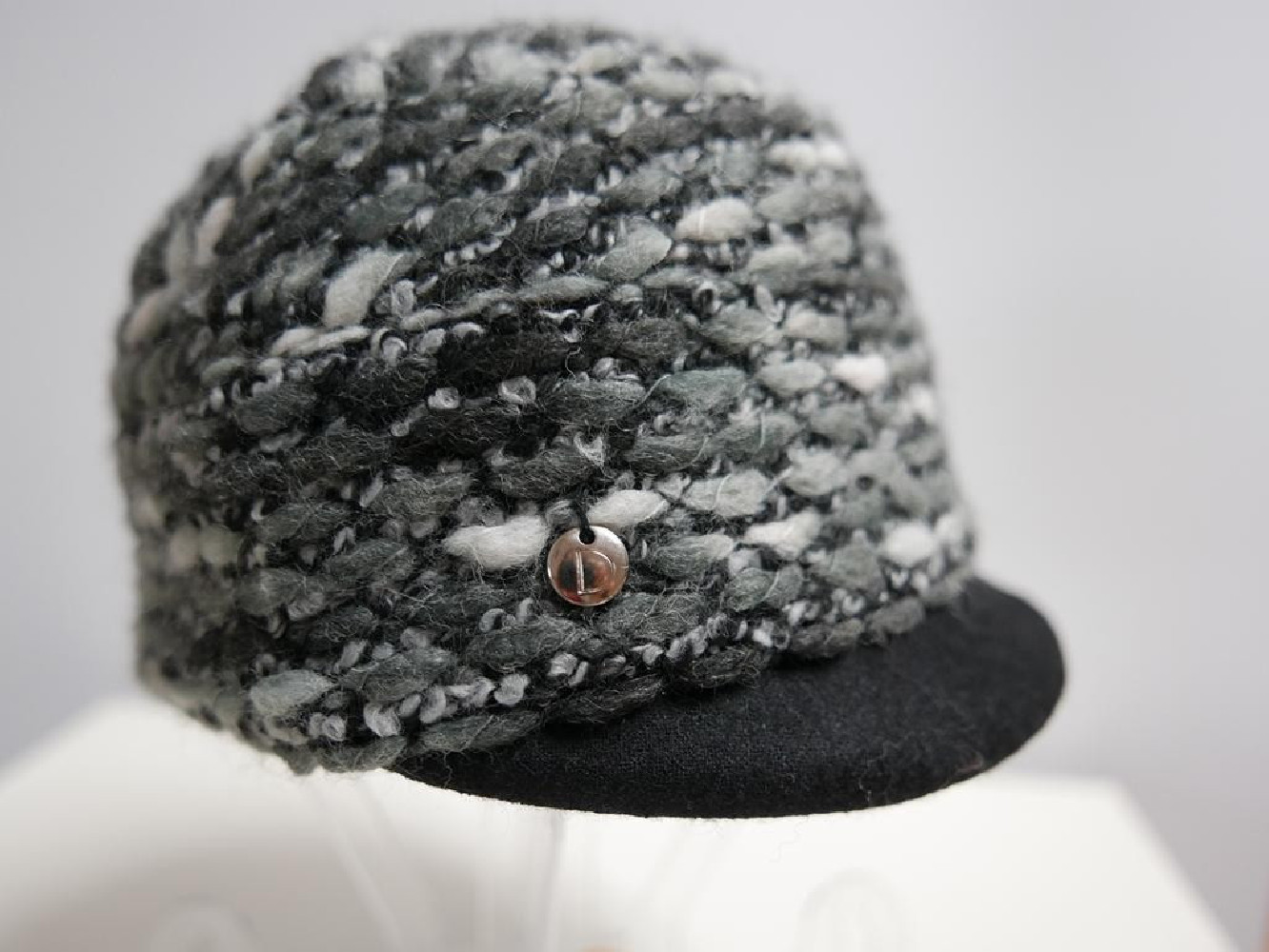 Czarno szara czapka z daszkiem do 57 cm regulowany