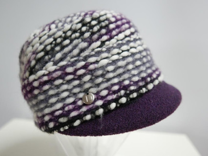 Śliwkowa czapka z daszkiem do 57 cm regulowany