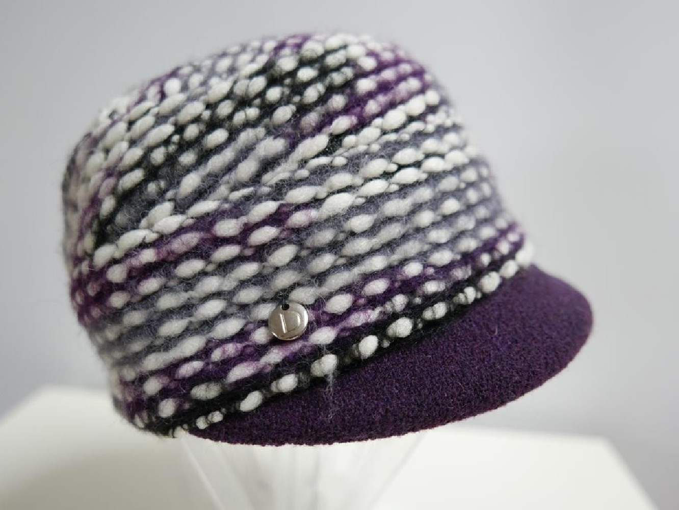 Śliwkowa czapka z daszkiem do 57 cm regulowany