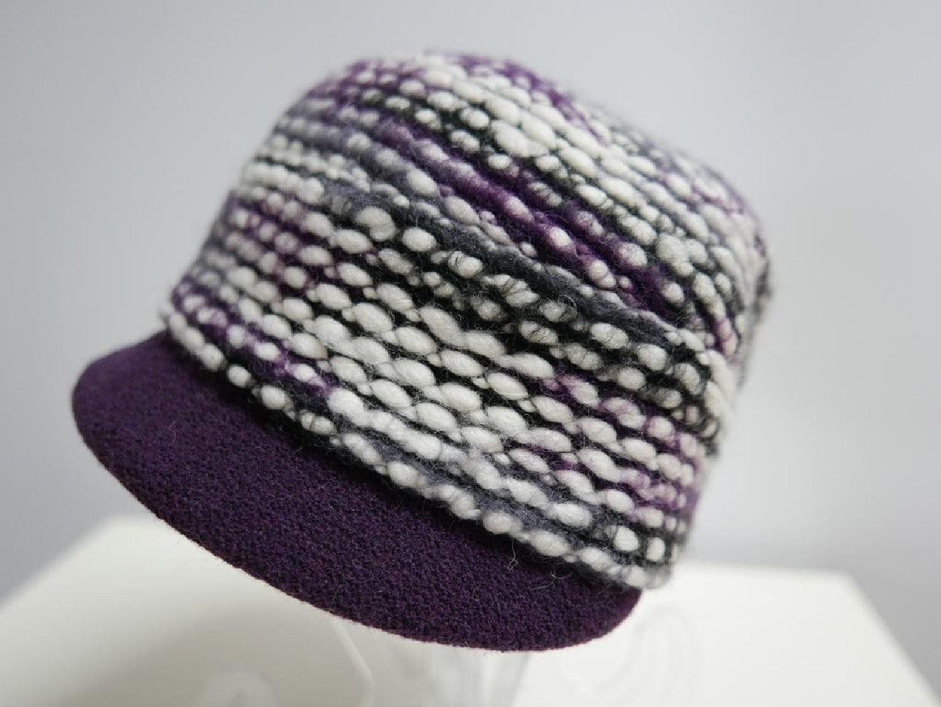 Śliwkowa czapka z daszkiem do 57 cm regulowany