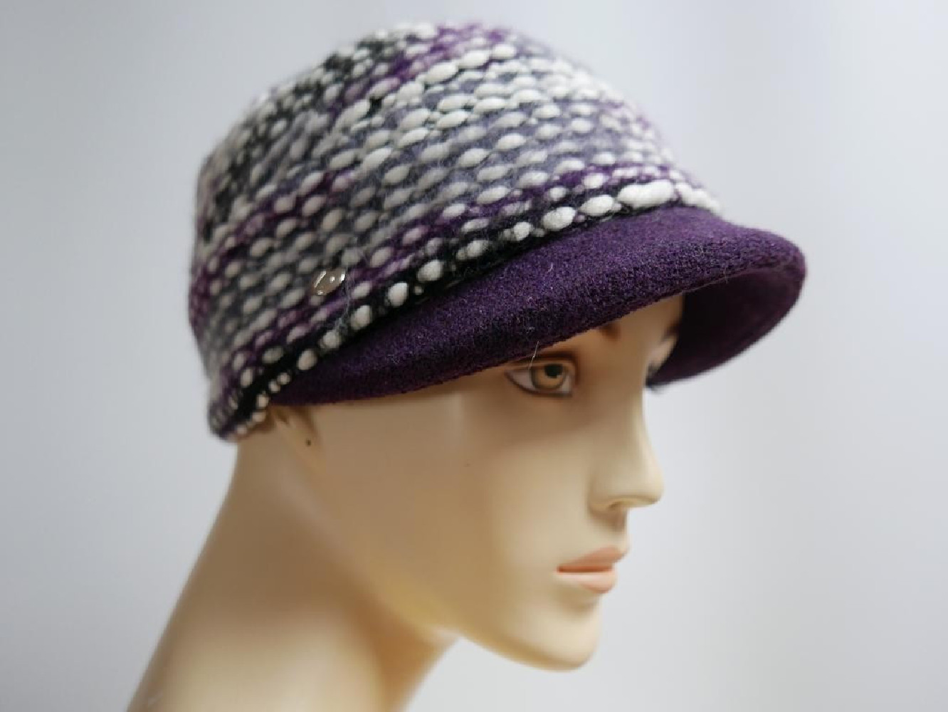 Śliwkowa czapka z daszkiem do 57 cm regulowany