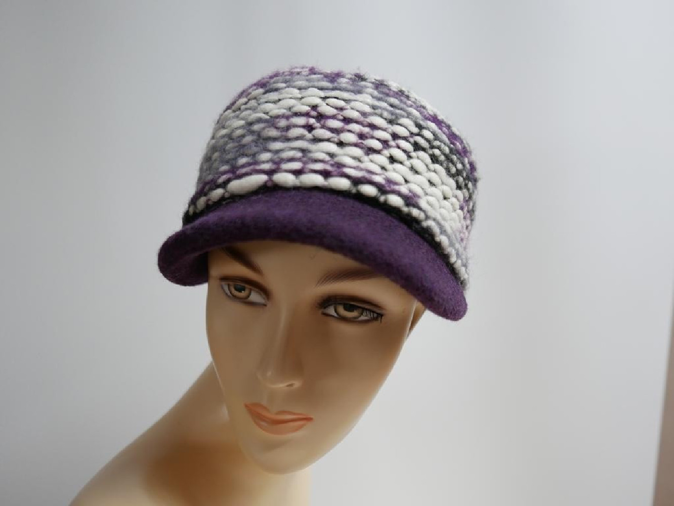 Śliwkowa czapka z daszkiem do 57 cm regulowany