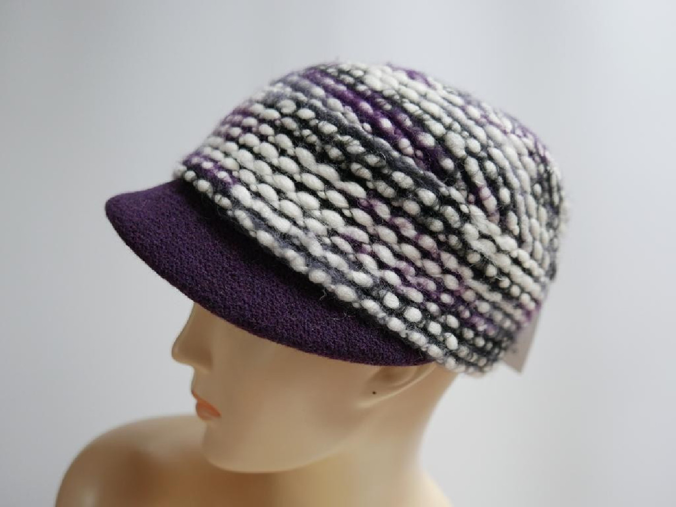 Śliwkowa czapka z daszkiem do 57 cm regulowany