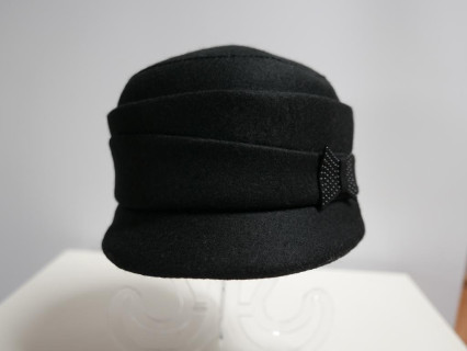 Czarna czapka z daszkiem do 58 cm regulowany