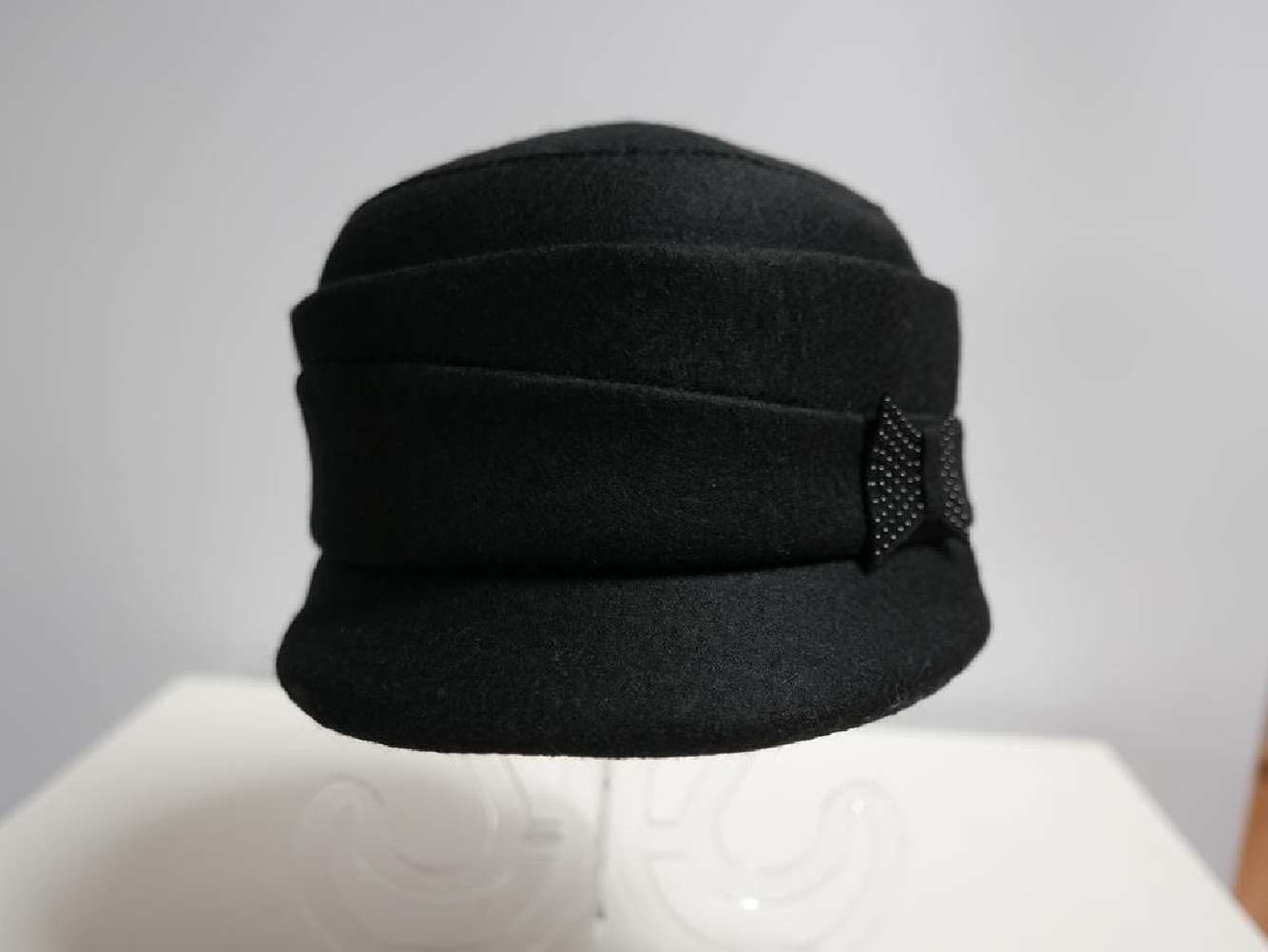 Czarna czapka z daszkiem do 58 cm regulowany