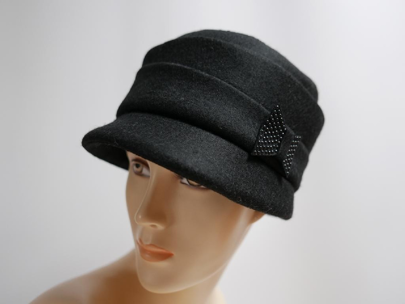 Czarna czapka z daszkiem do 58 cm regulowany