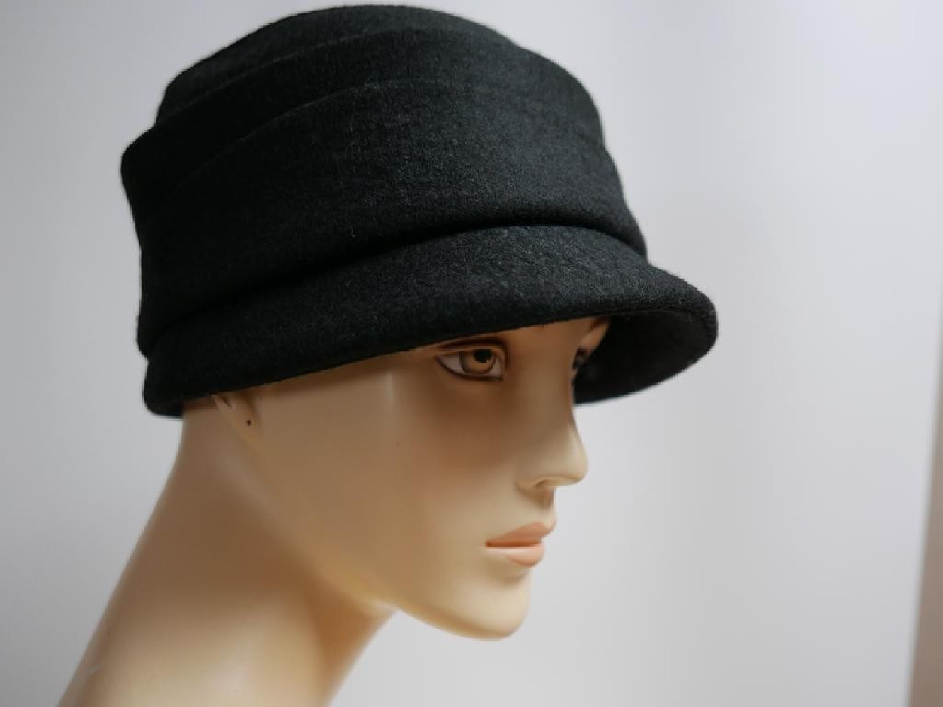 Czarna czapka z daszkiem do 58 cm regulowany