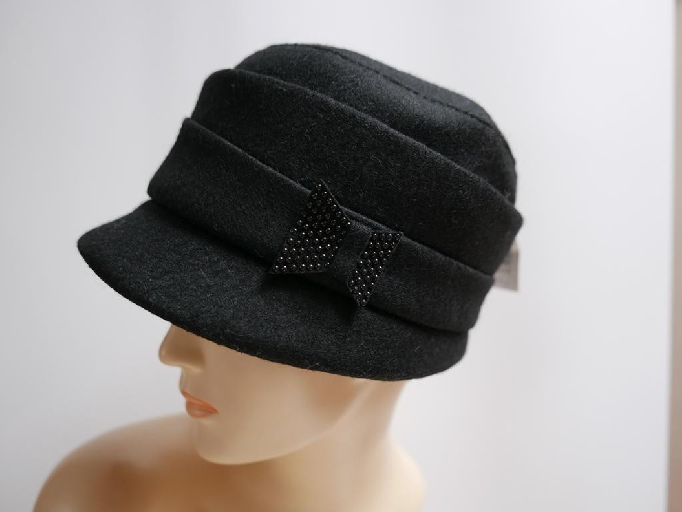 Czarna czapka z daszkiem do 58 cm regulowany