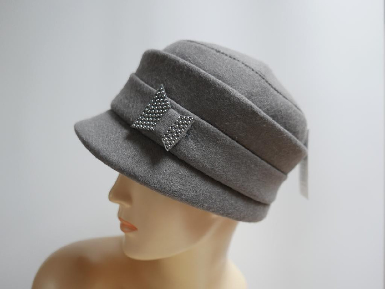 Szara czapka z daszkiem do 58 cm regulowany