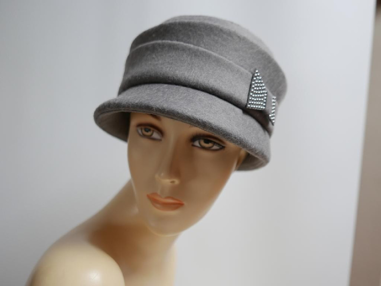 Szara czapka z daszkiem do 58 cm regulowany