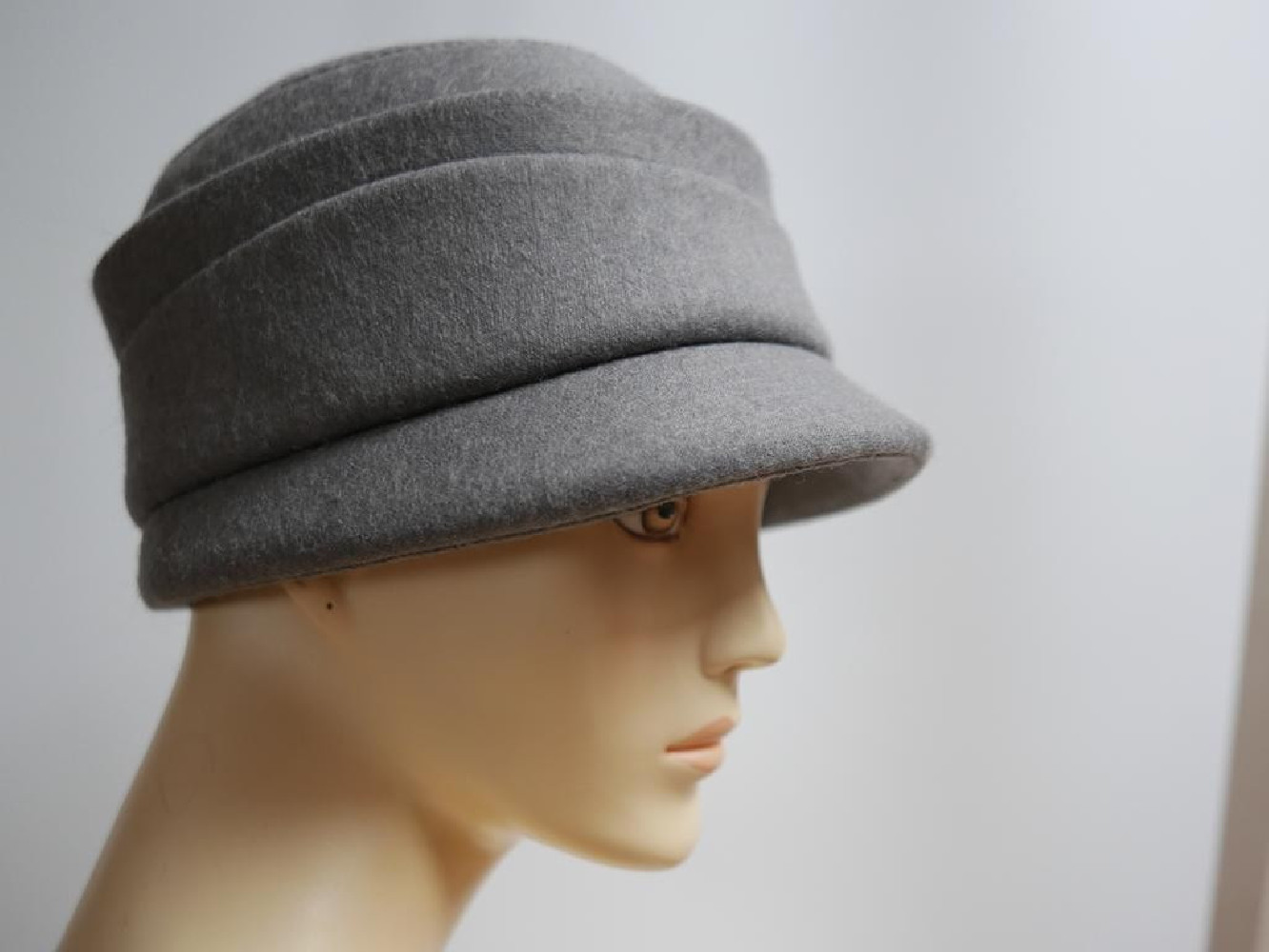 Szara czapka z daszkiem do 58 cm regulowany