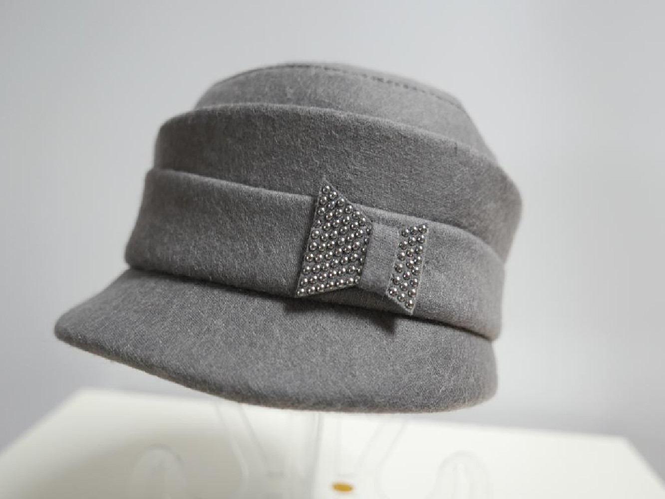 Szara czapka z daszkiem do 58 cm regulowany