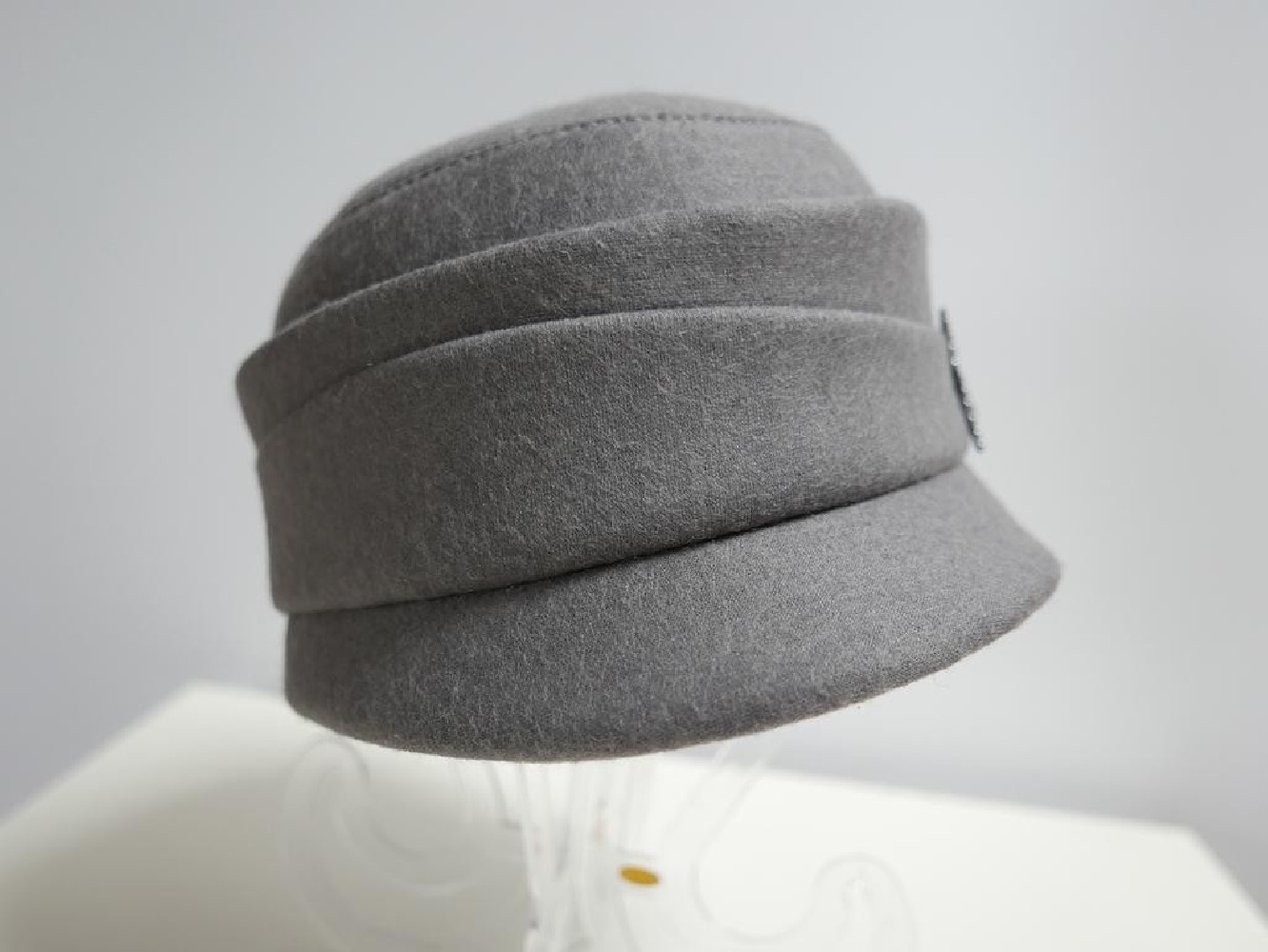 Szara czapka z daszkiem do 58 cm regulowany
