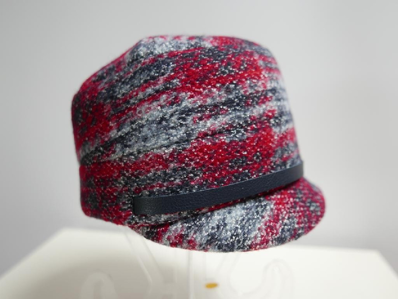 Czerwono szara czapka z daszkiem do 58 cm regulowany