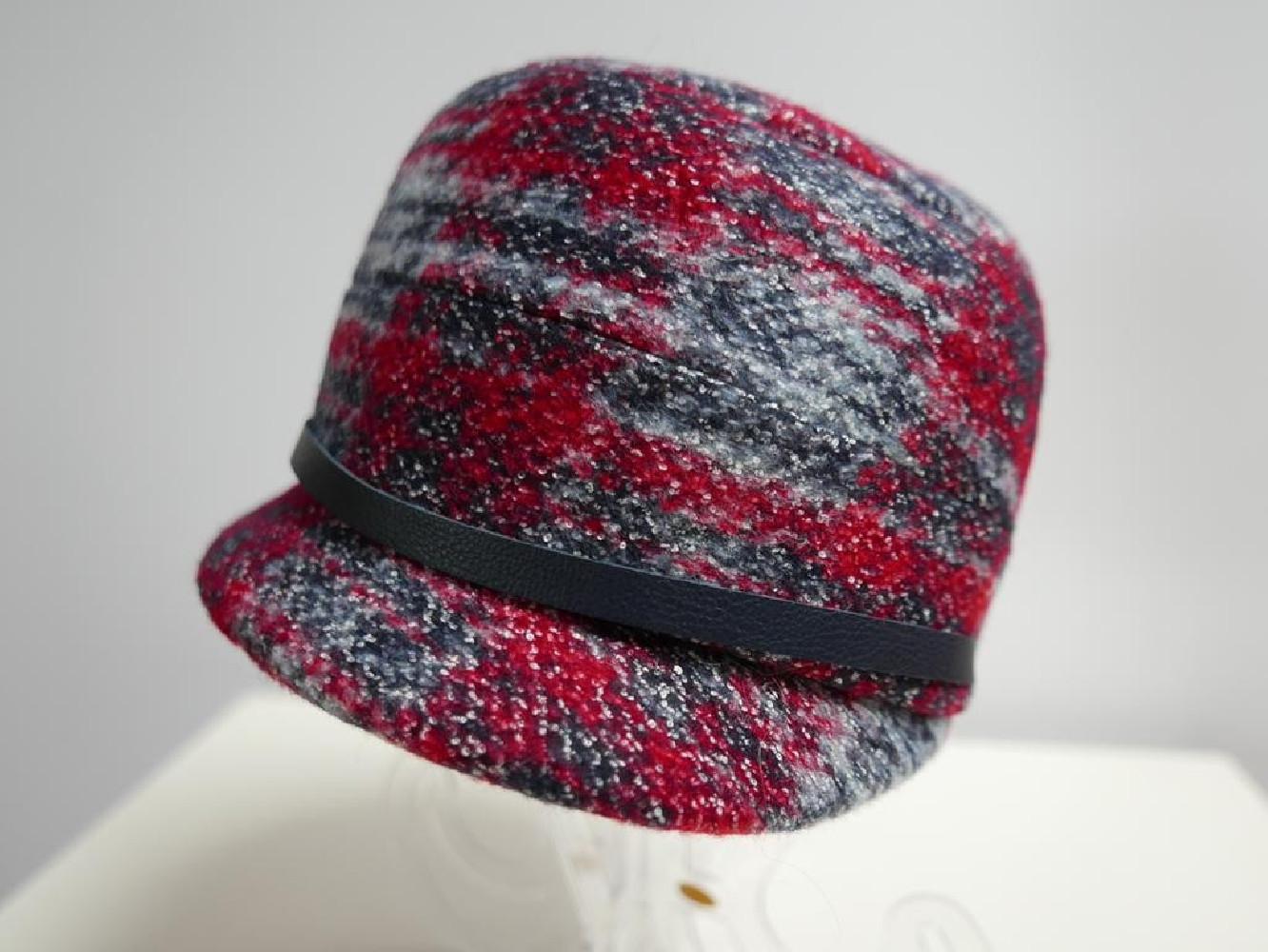 Czerwono szara czapka z daszkiem do 58 cm regulowany