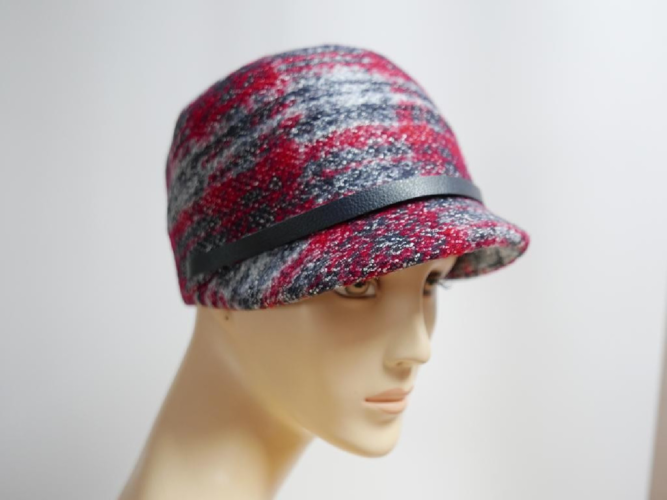 Czerwono szara czapka z daszkiem do 58 cm regulowany