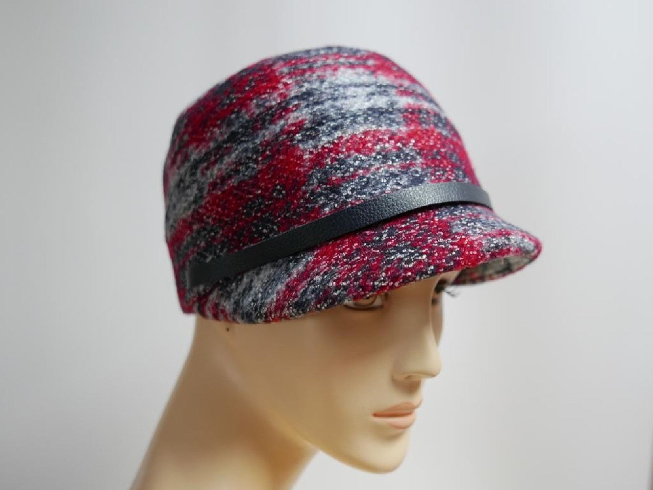 Czerwono szara czapka z daszkiem do 58 cm regulowany
