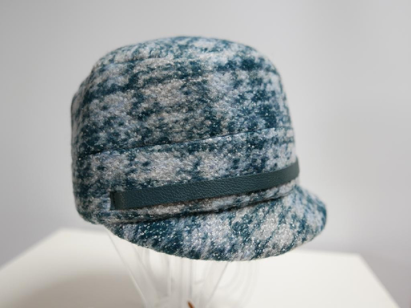 Niebiesko szara czapka z daszkiem do 58 cm regulowany