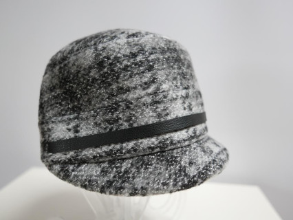 Szara czapka z daszkiem do 58 cm regulowany