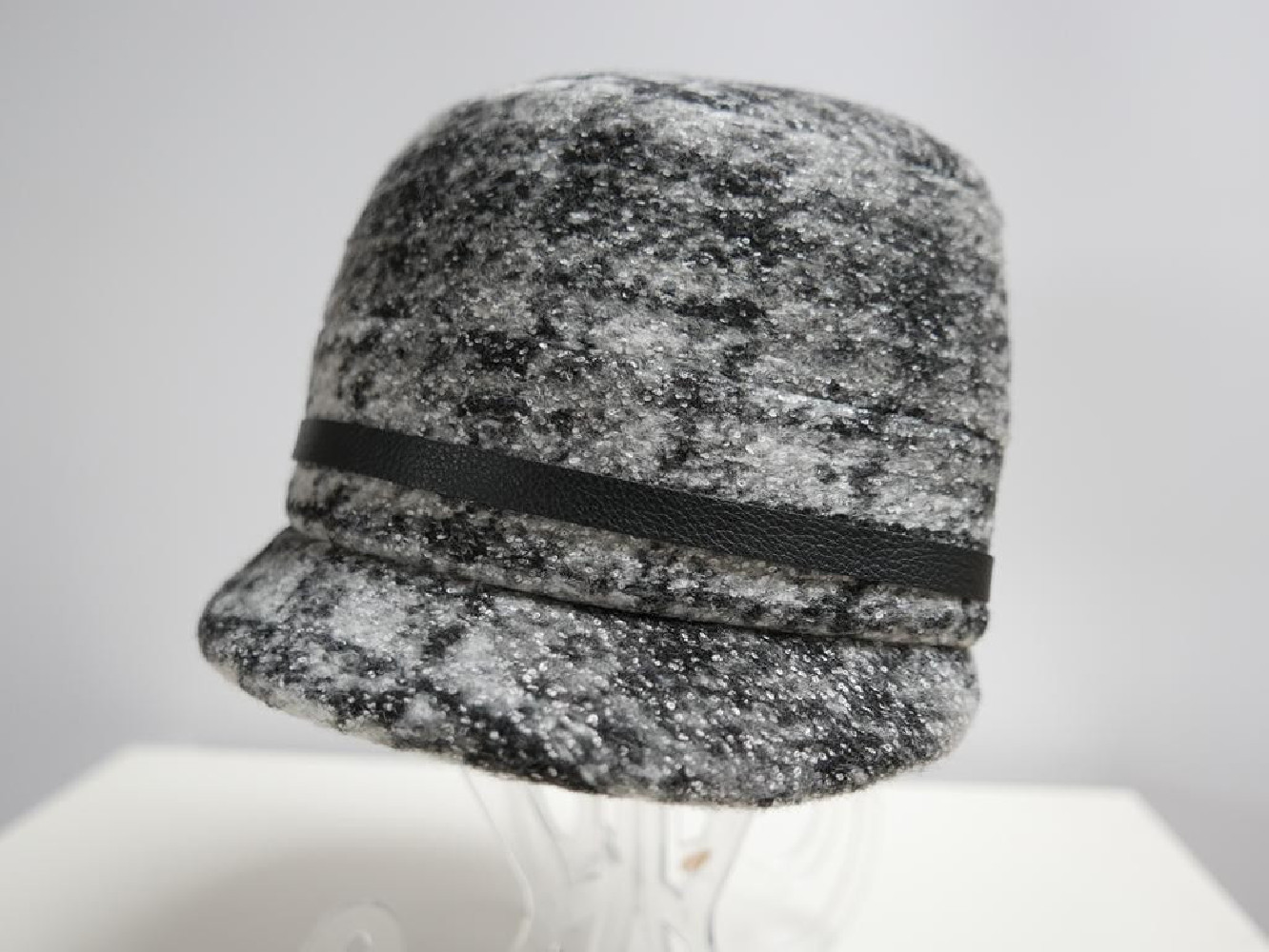 Szara czapka z daszkiem do 58 cm regulowany