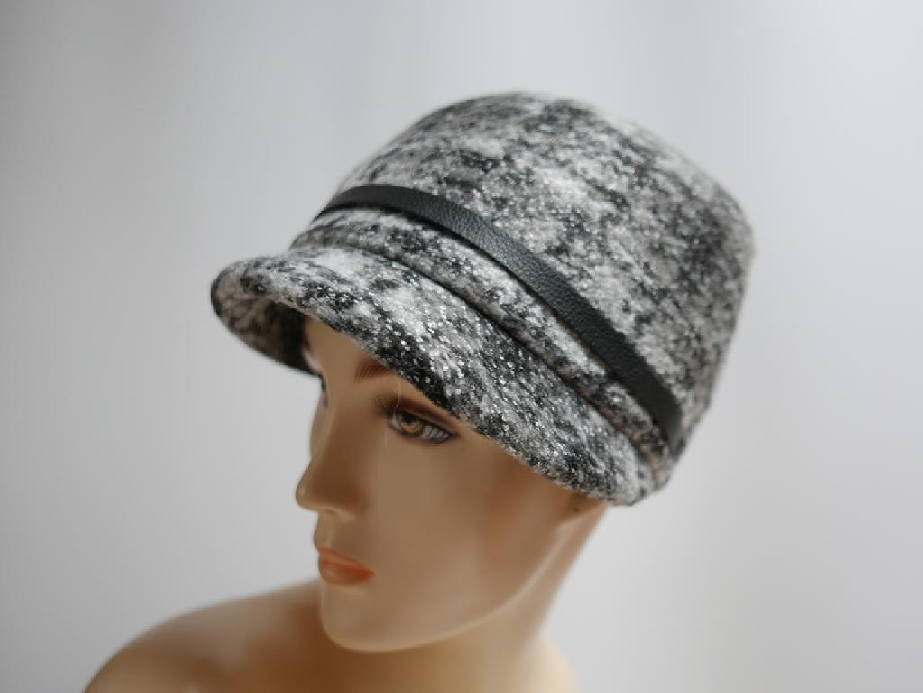 Szara czapka z daszkiem do 58 cm regulowany