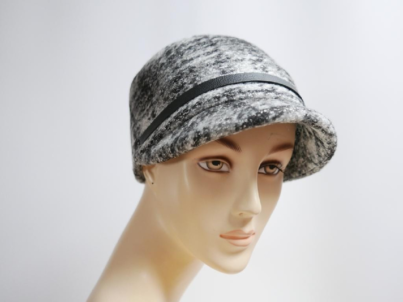 Szara czapka z daszkiem do 58 cm regulowany