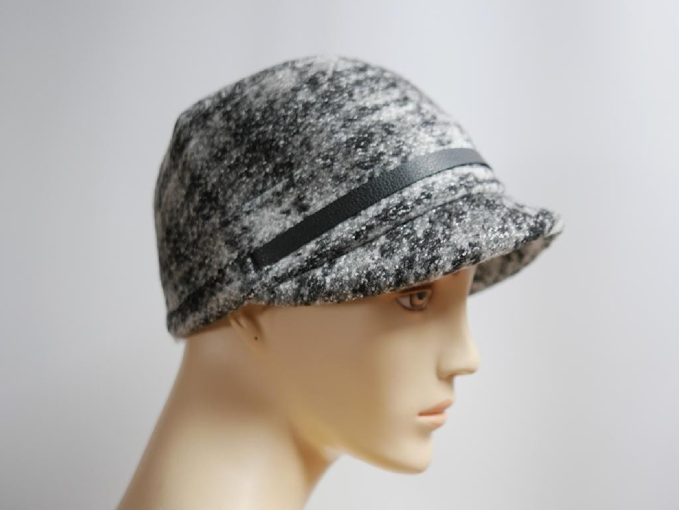 Szara czapka z daszkiem do 58 cm regulowany