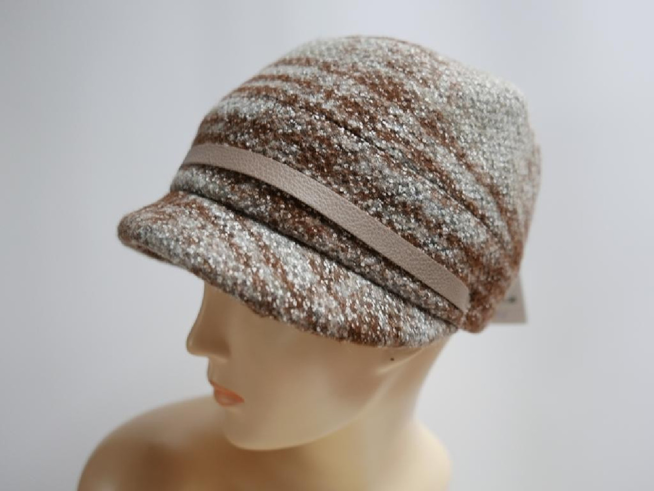 Beżowa czapka z daszkiem do 58 cm regulowany