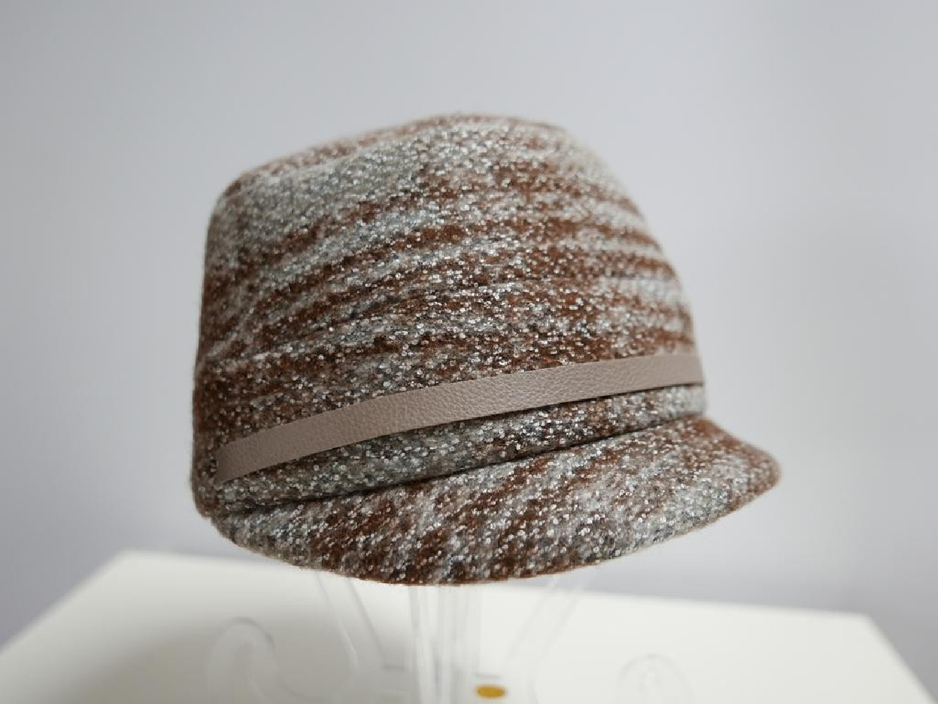 Beżowa czapka z daszkiem do 58 cm regulowany