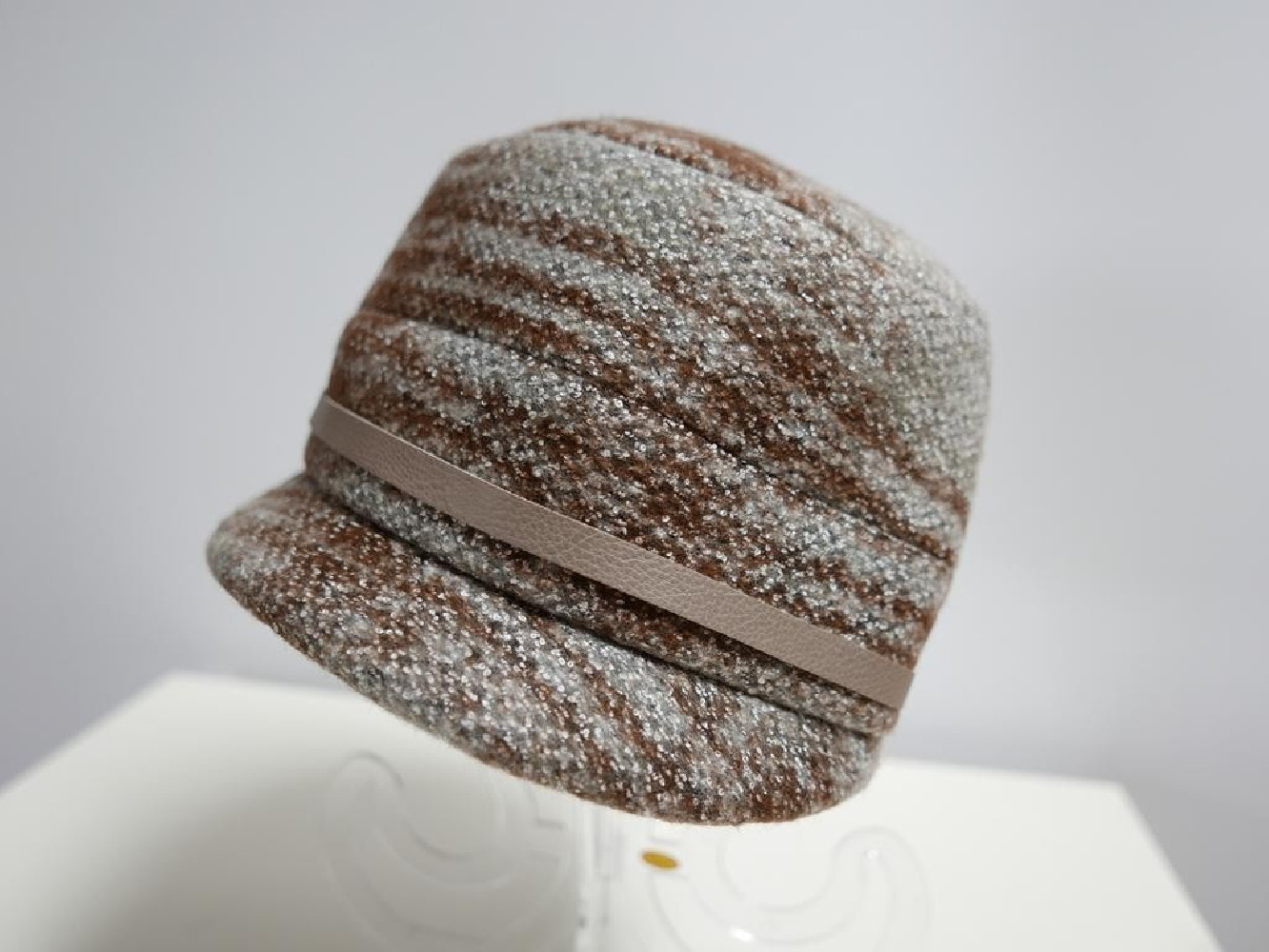 Beżowa czapka z daszkiem do 58 cm regulowany