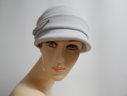 Szara czapka z daszkiem do 58 cm regulowany