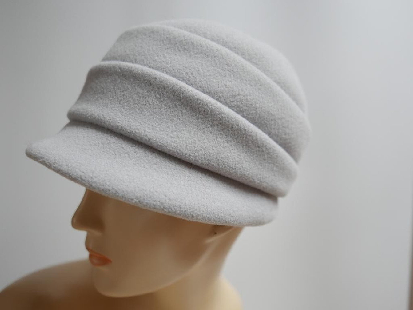 Szara czapka z daszkiem do 58 cm regulowany