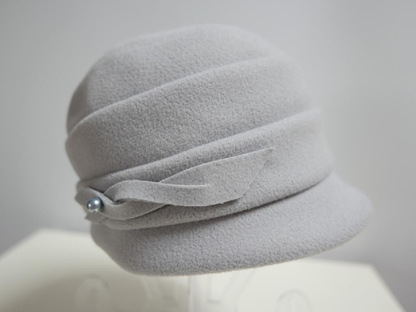 Szara czapka z daszkiem do 58 cm regulowany