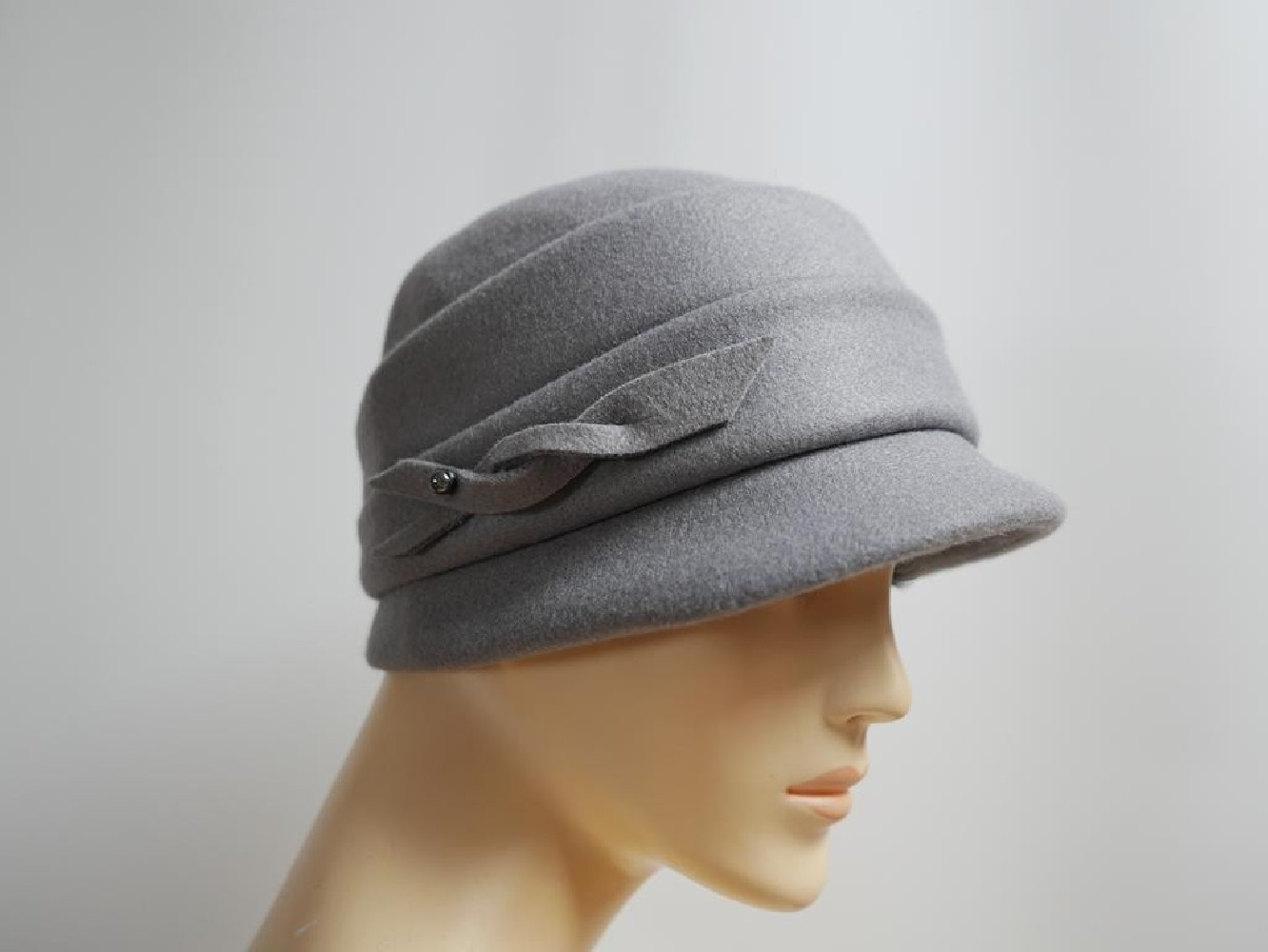 Szara czapka z daszkiem do 58 cm regulowany