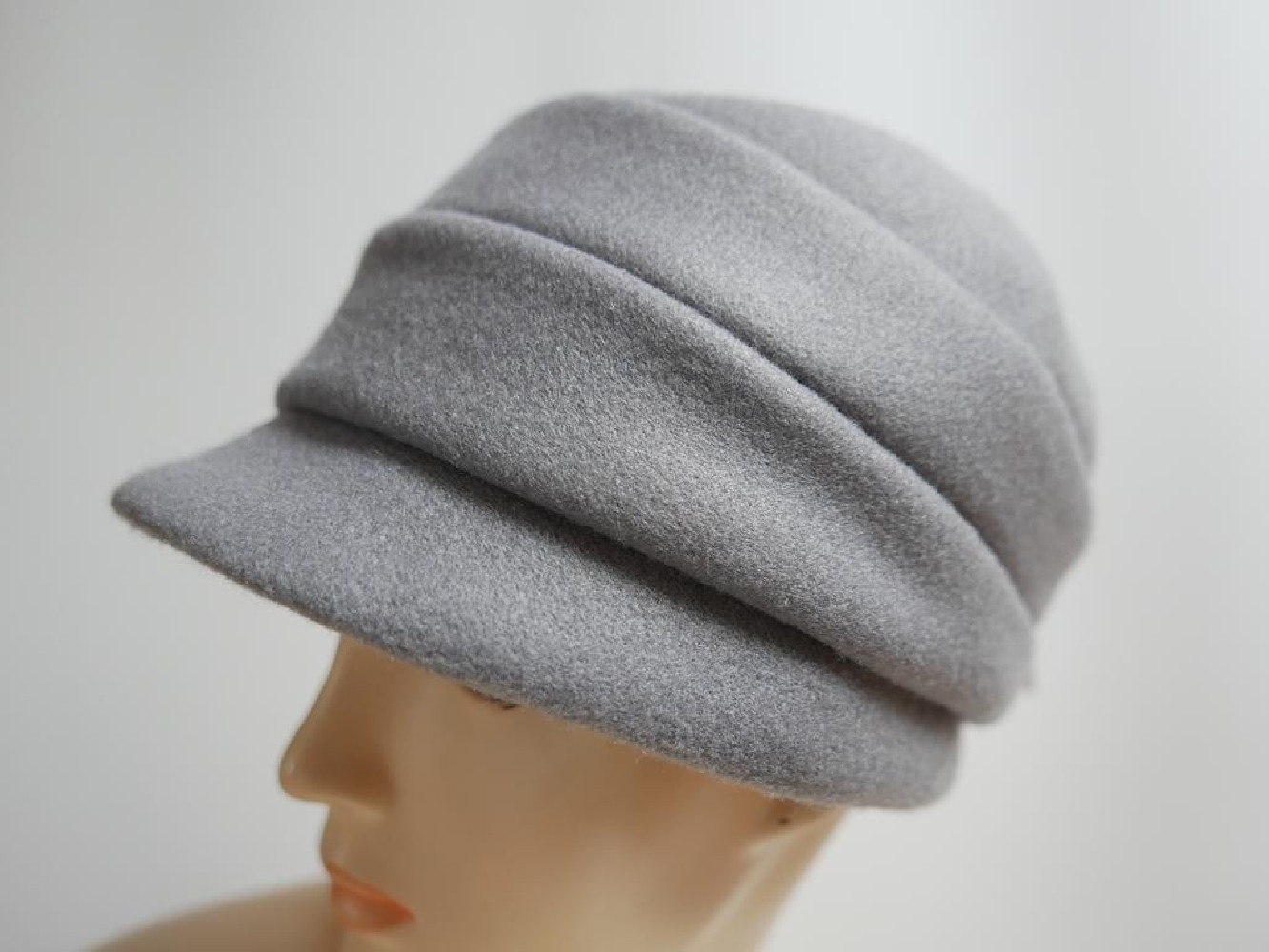 Szara czapka z daszkiem do 58 cm regulowany