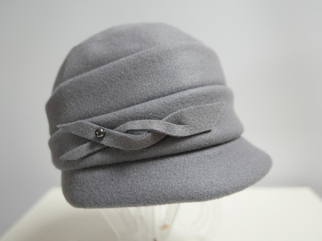 Szara czapka z daszkiem do 58 cm regulowany