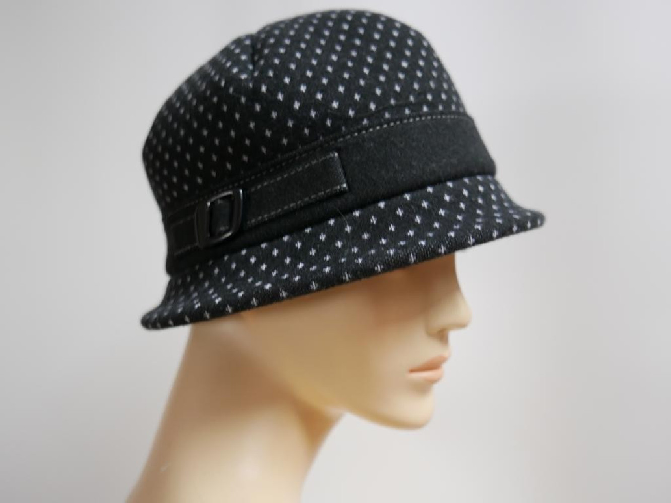 Czarny w kropeczki kapelusz tkanina do 58 cm- regulowany